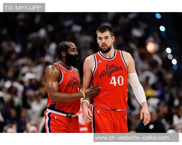 快船与火箭激战正酣球迷期待精彩对决与惊喜表现